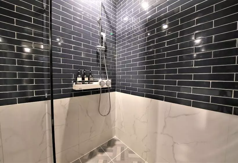 Brown Dot Hotel Gupo