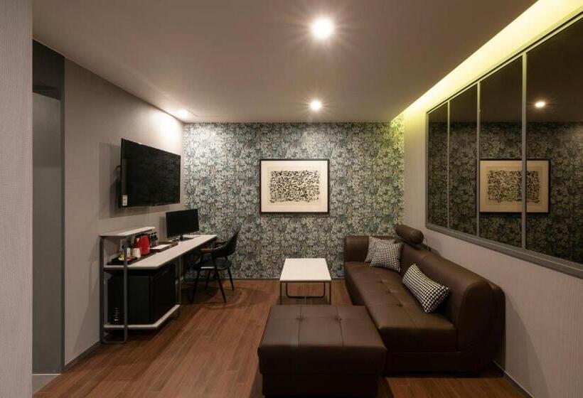 Brown Dot Hotel Gupo