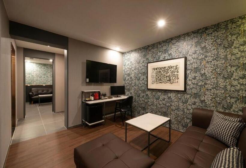 Brown Dot Hotel Gupo