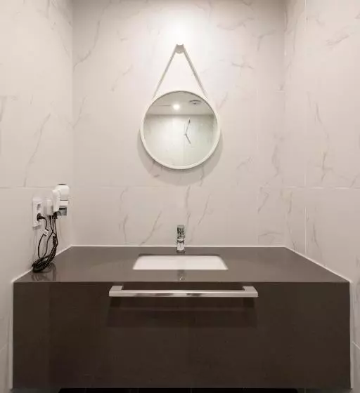 Brown Dot Hotel Gupo