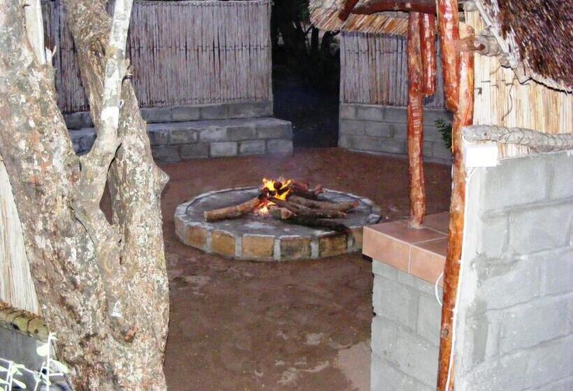 Hotel Nhanombe Lodge