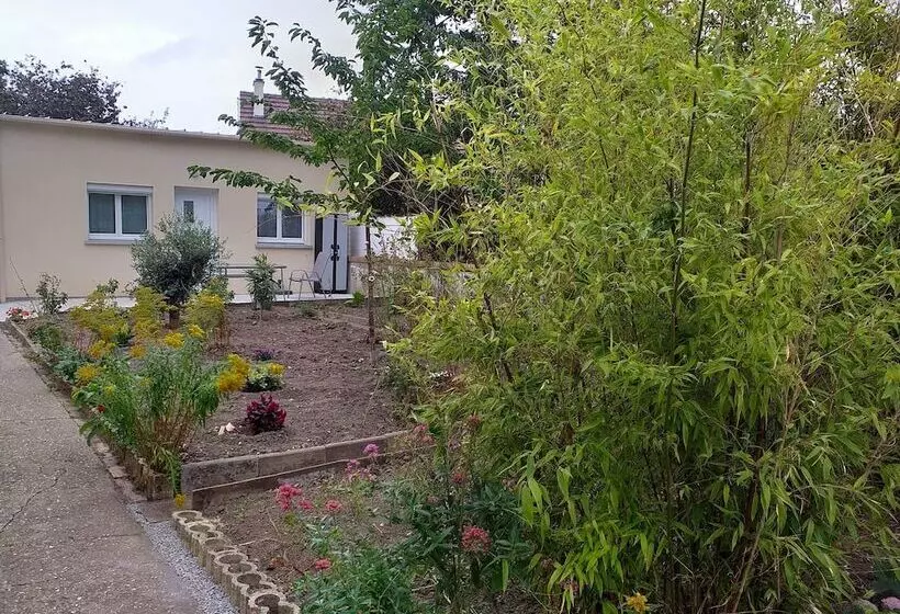 Aamiaismajoitus (B&B) Chambres Du Jardin Fleuri