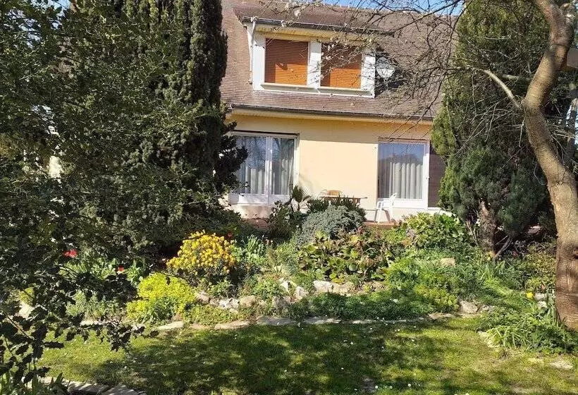 Aamiaismajoitus (B&B) Chambres Du Jardin Fleuri