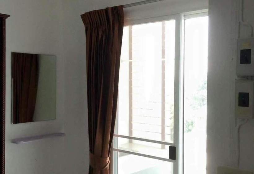 בית מלון כפרי Lert Sri