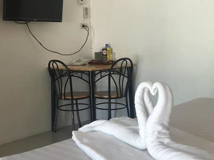 בית מלון כפרי Lert Sri