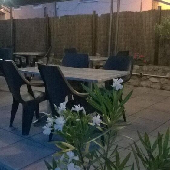 ペンション Le Café Des Fleurs Chambres D Hôtes