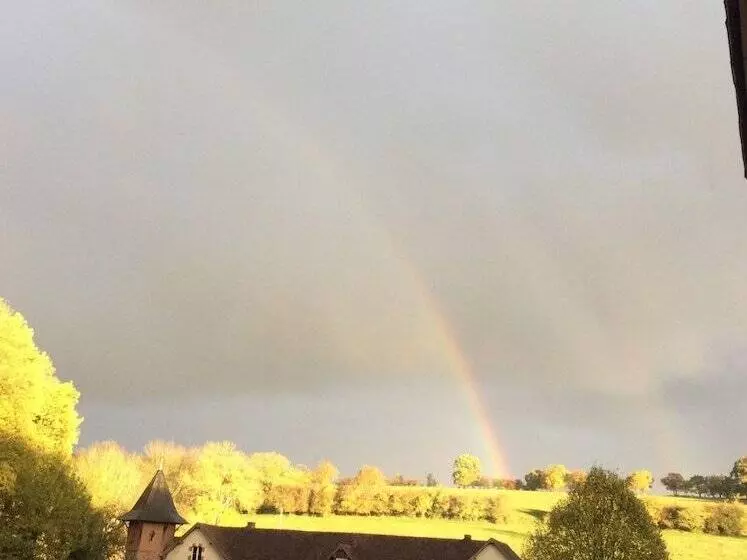 Aamiaismajoitus (B&B) Manoir De Curty