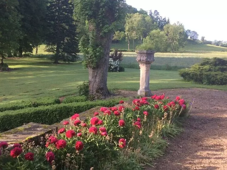 Aamiaismajoitus (B&B) Manoir De Curty