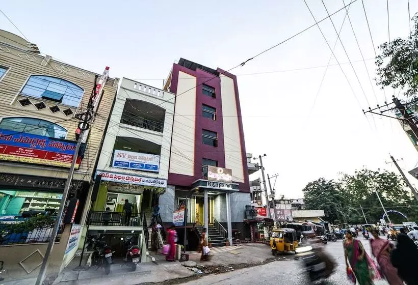 Hotelli Oyo 24288 Surya Teja Residency