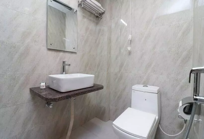 Hotelli Oyo 24288 Surya Teja Residency