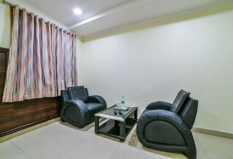 Hotelli Oyo 24288 Surya Teja Residency