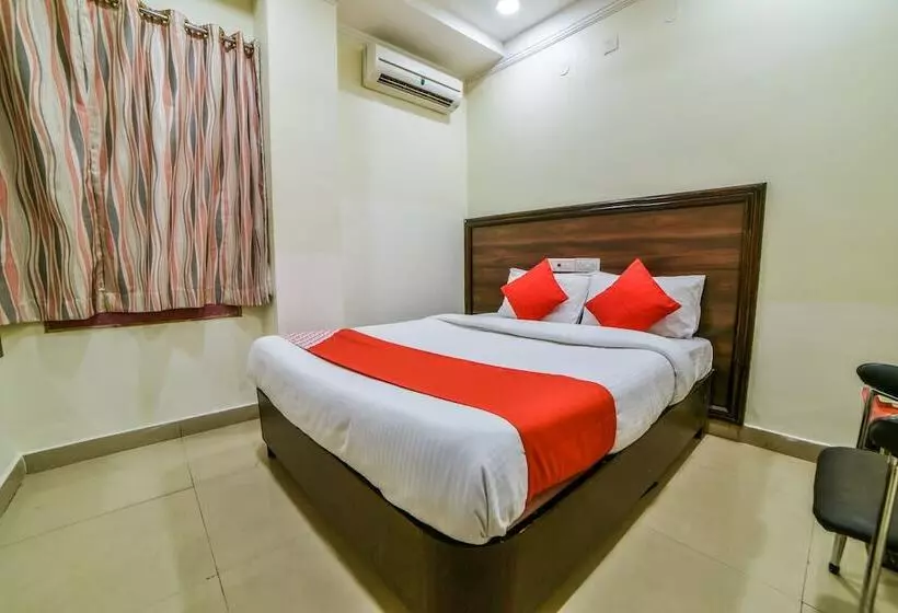 Hotelli Oyo 24288 Surya Teja Residency