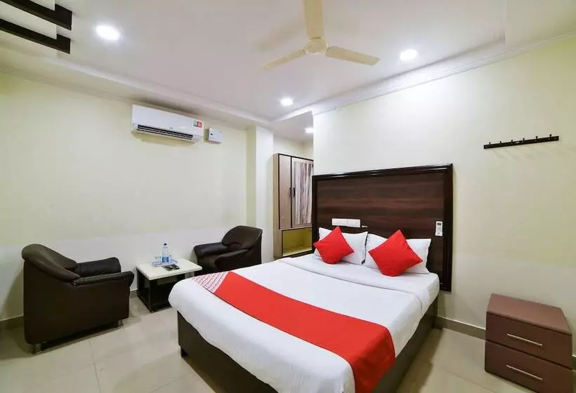 Hotelli Oyo 24288 Surya Teja Residency