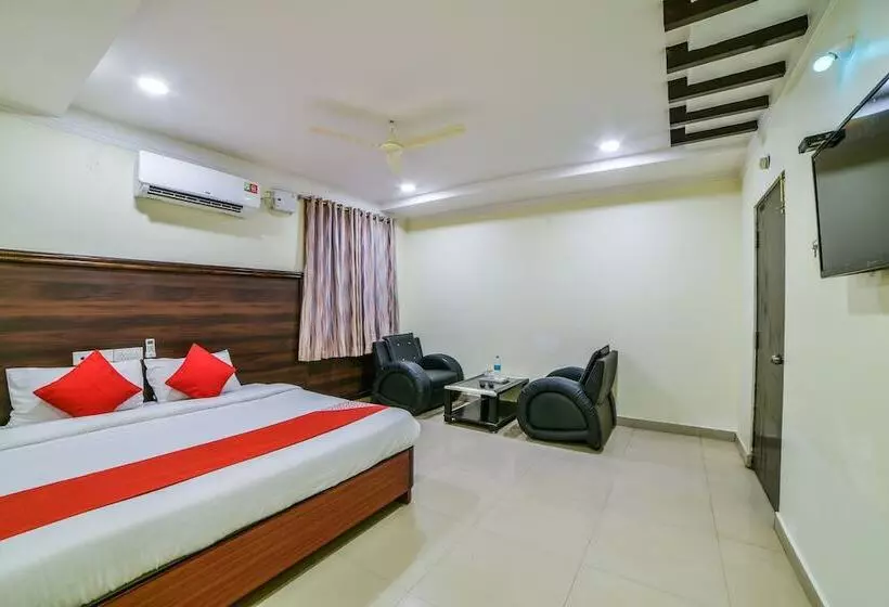 Hotelli Oyo 24288 Surya Teja Residency