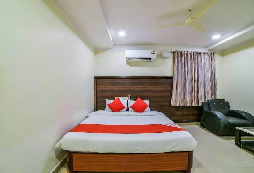 Hotelli Oyo 24288 Surya Teja Residency