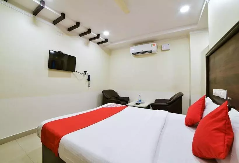 Hotelli Oyo 24288 Surya Teja Residency