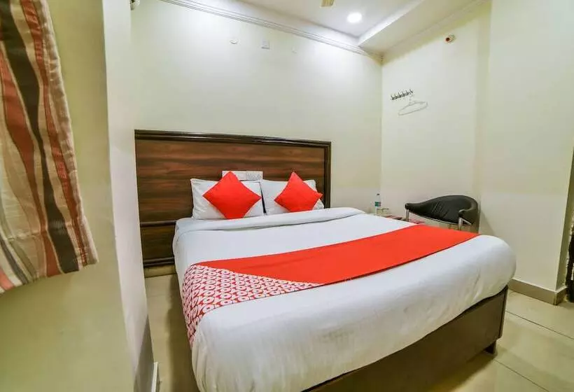 Hotelli Oyo 24288 Surya Teja Residency