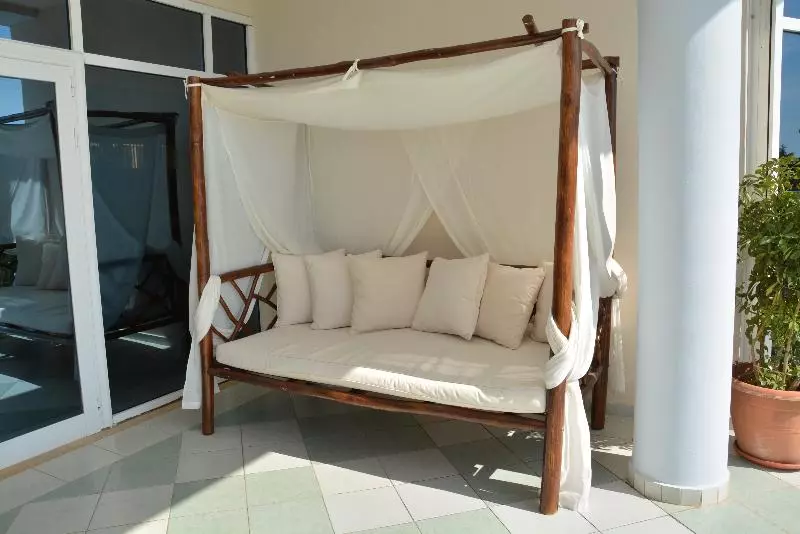 هتل Sovereign Beach