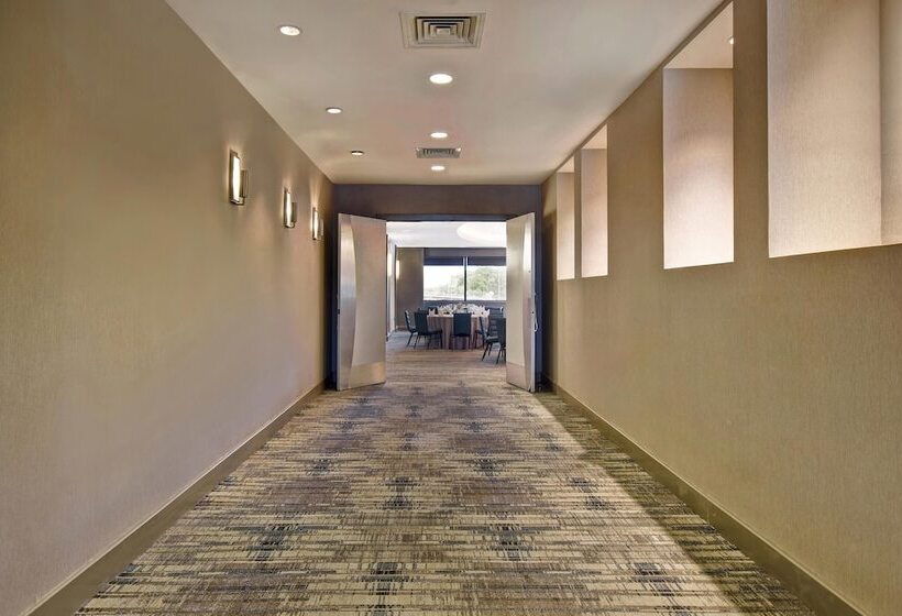 هتل Four Points By Sheraton Boston Newton