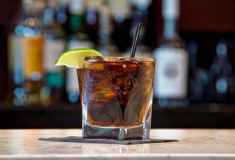 هتل Four Points By Sheraton Boston Newton