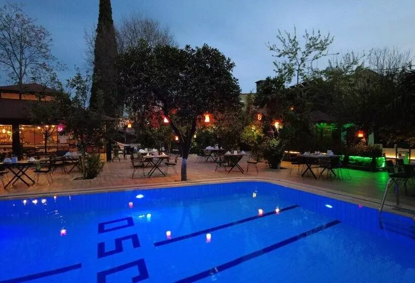 Hotelli Oscar Garden