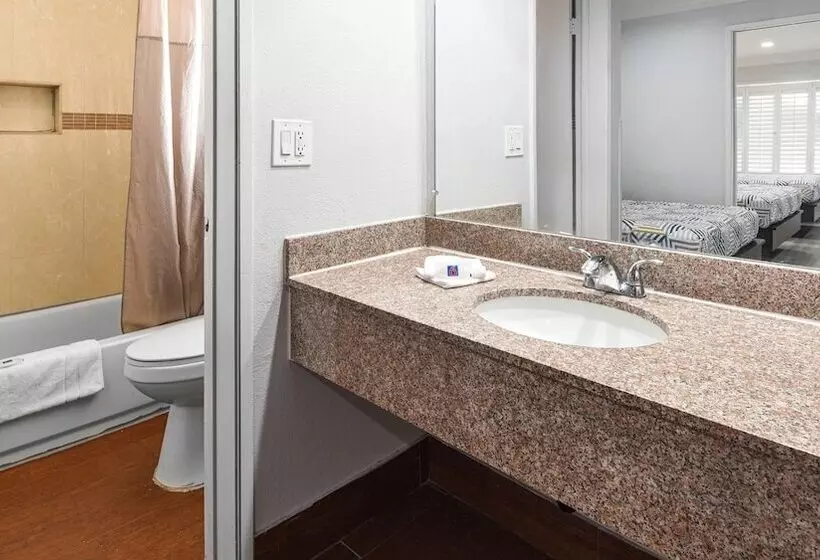 Motel 6anaheim, Ca  Convention Center