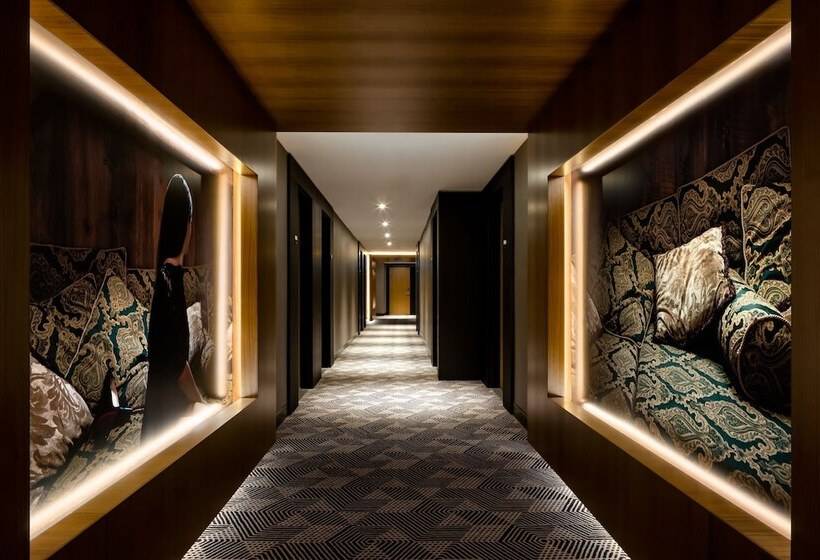 Humaniti Hotel Montreal, Autograph Collection