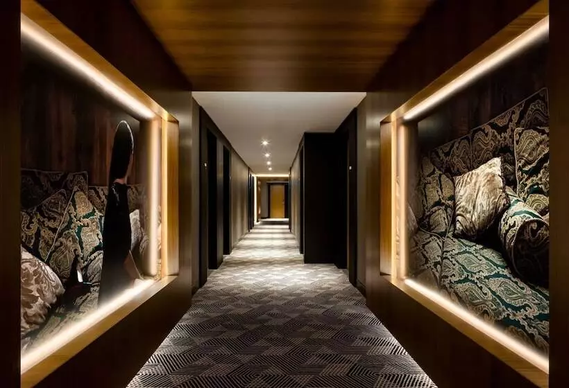 Humaniti Hotel Montreal, Autograph Collection