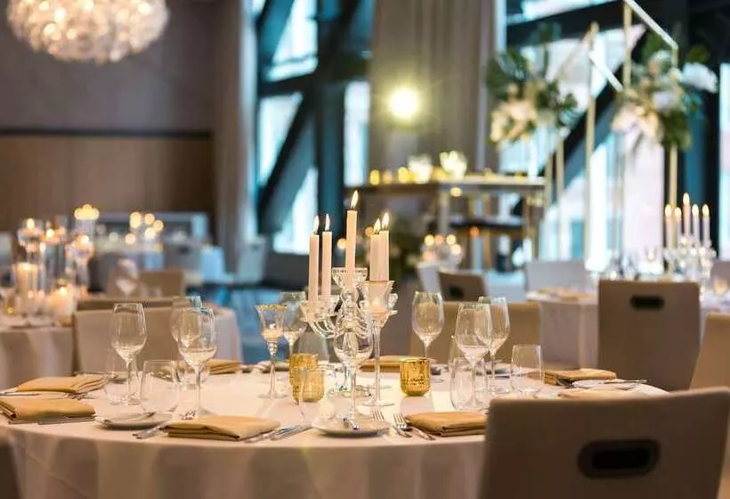 Humaniti Hotel Montreal, Autograph Collection