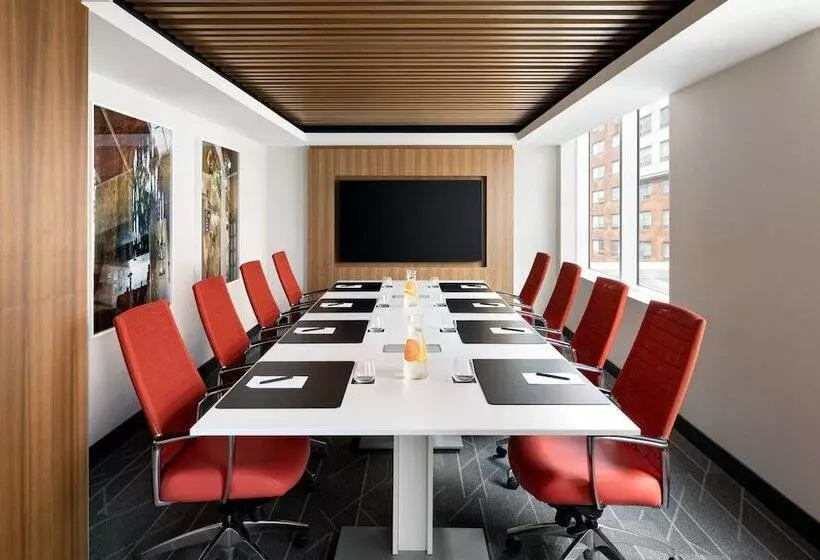 Humaniti Hotel Montreal, Autograph Collection