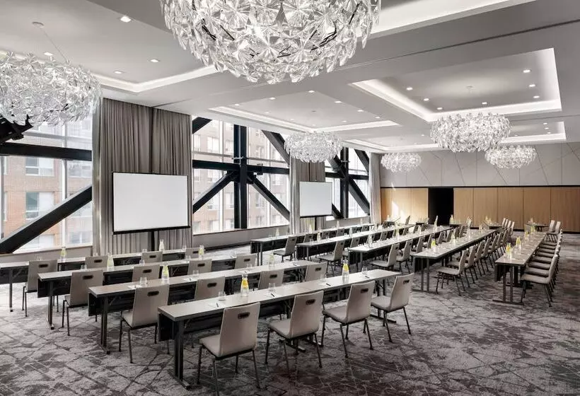 Humaniti Hotel Montreal, Autograph Collection