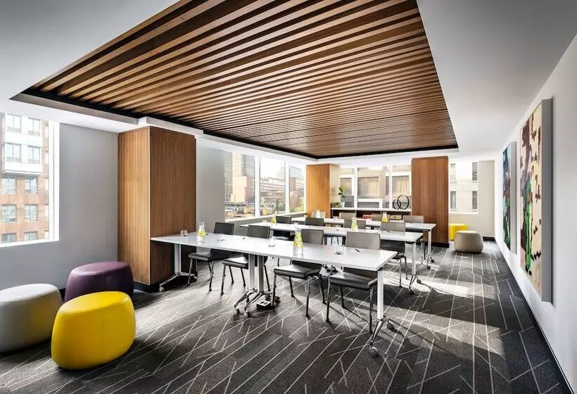 Humaniti Hotel Montreal, Autograph Collection