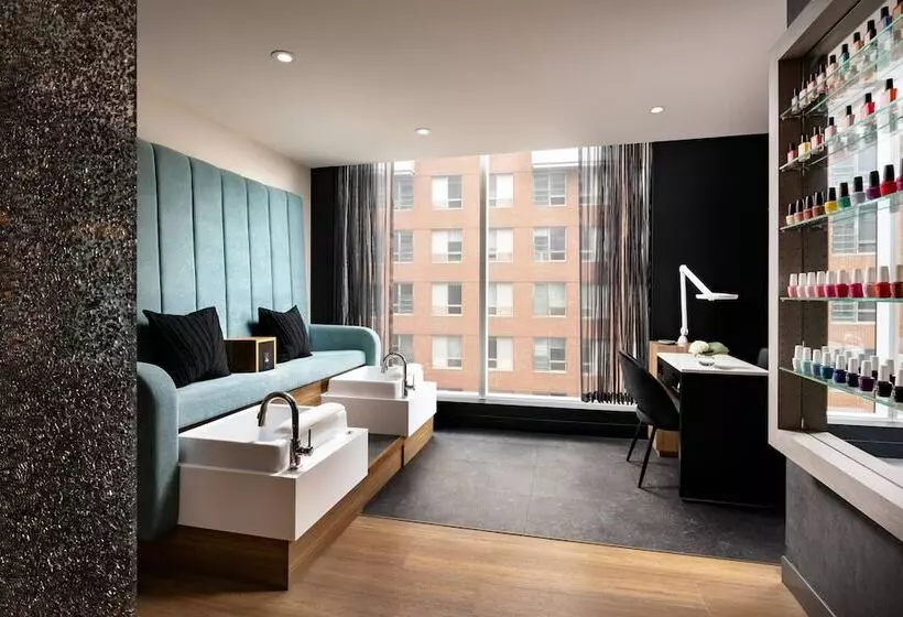 Humaniti Hotel Montreal, Autograph Collection