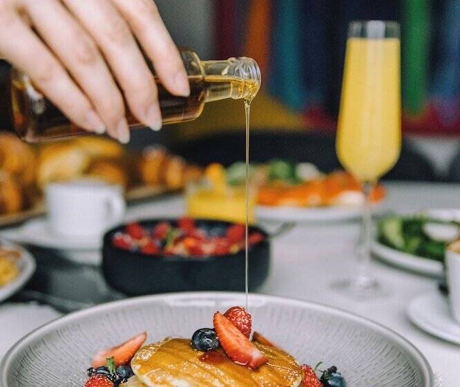 Humaniti Hotel Montreal, Autograph Collection