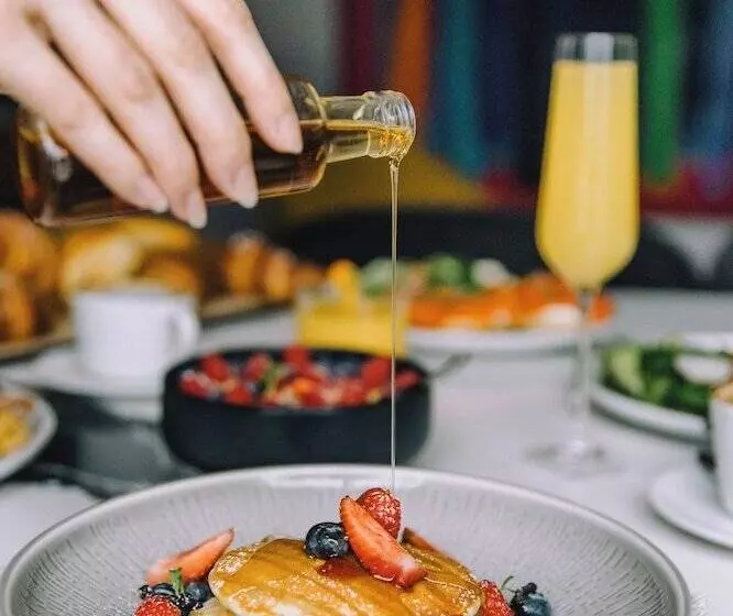 Humaniti Hotel Montreal, Autograph Collection