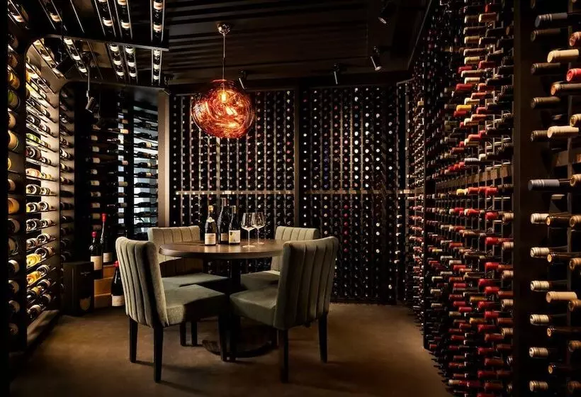 Humaniti Hotel Montreal, Autograph Collection