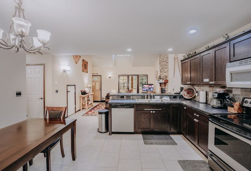 89gs   Hot Tub   Pets Ok   Wifi   Sleeps 4