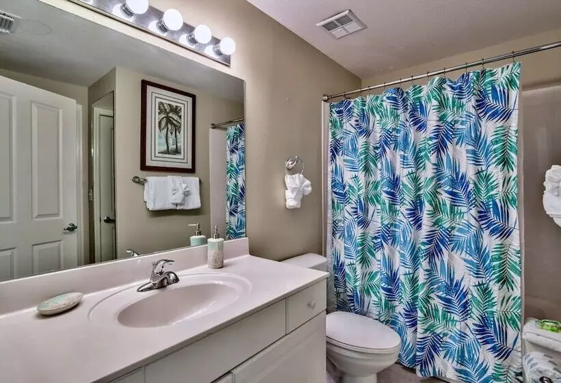 Hotelli Celadon: Unit 102 By Forehand Rentals