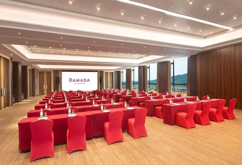 Hotelli Ramada By Wyndham Yingshan Jiulongwan Resort
