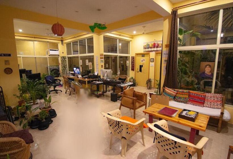 تختخواب و صبحانه Devi Music Ashram