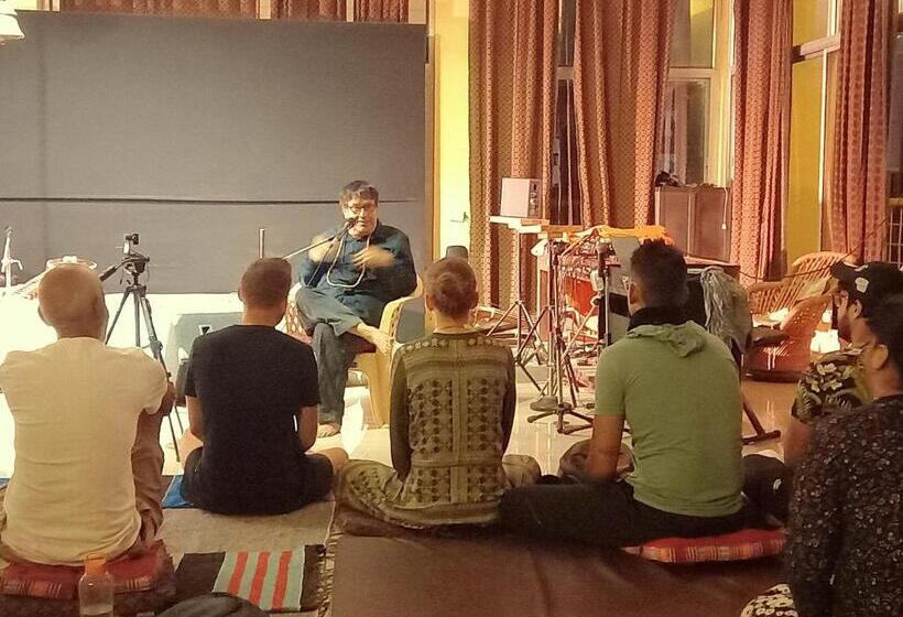 تختخواب و صبحانه Devi Music Ashram