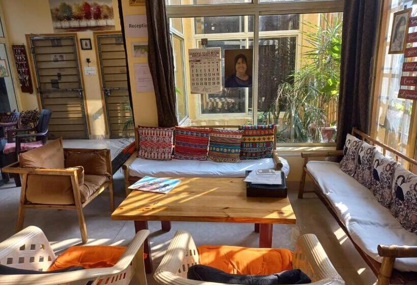 تختخواب و صبحانه Devi Music Ashram