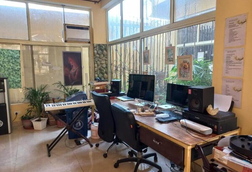 تختخواب و صبحانه Devi Music Ashram