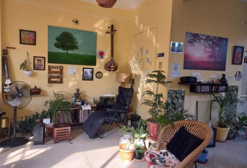 تختخواب و صبحانه Devi Music Ashram