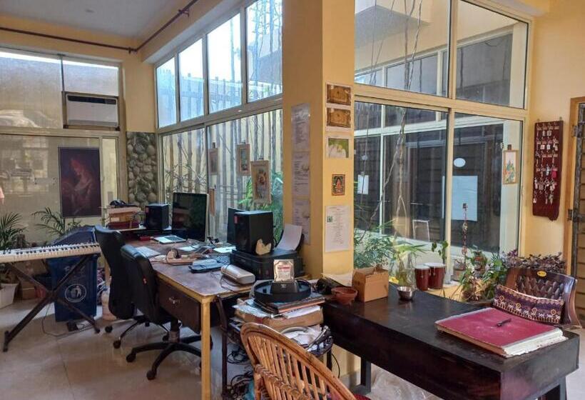 تختخواب و صبحانه Devi Music Ashram