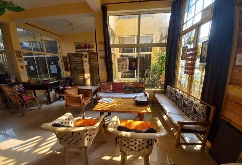 تختخواب و صبحانه Devi Music Ashram