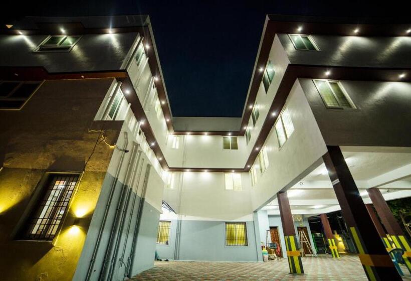 ホテル Akash Residency