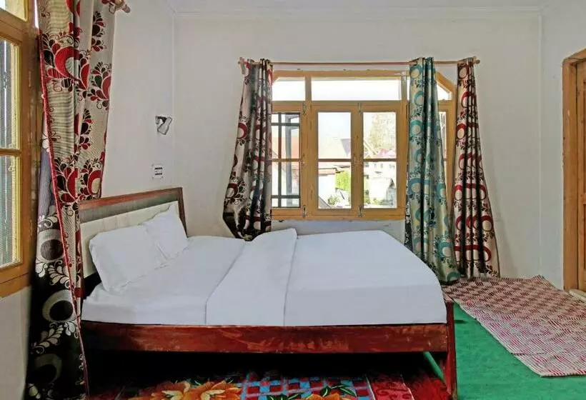هتل Oyo 73243 Gilkar Mansion