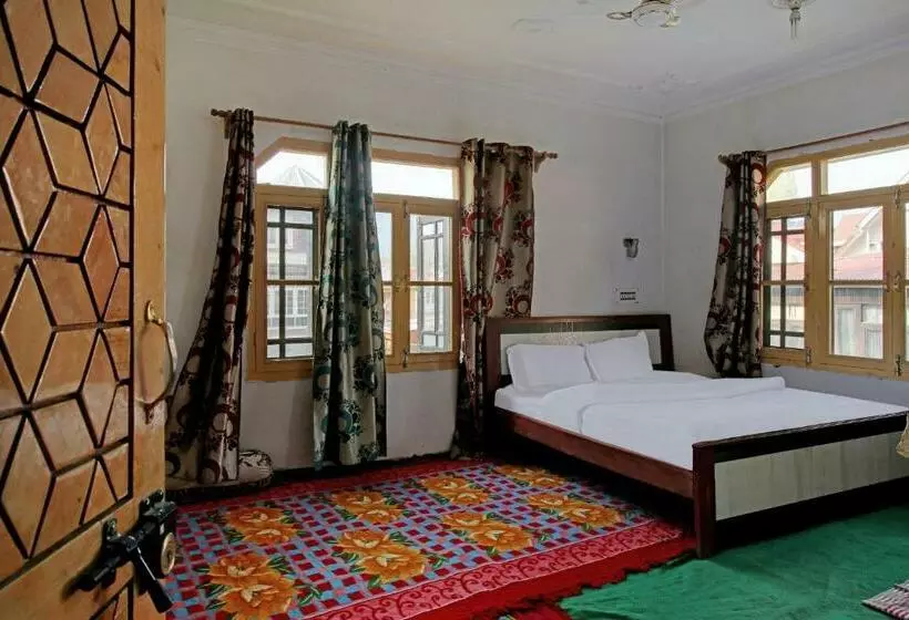 هتل Oyo 73243 Gilkar Mansion