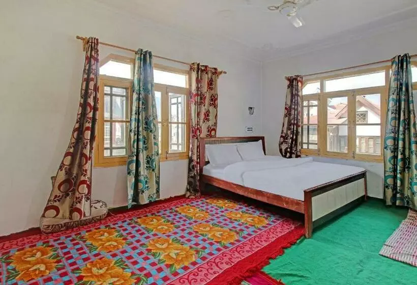 هتل Oyo 73243 Gilkar Mansion